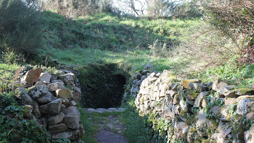 The Tumulus of Mané-er-Hroëk (also known as the Tumulus du Ruyk) is located in Locmariaquer, Morbihan, immediately west of the hamlet of Er-Hroueg.